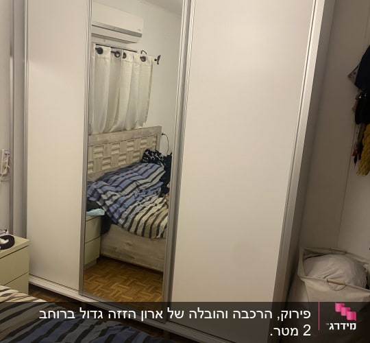 ארון בגדים עם מראה בחדר שינה